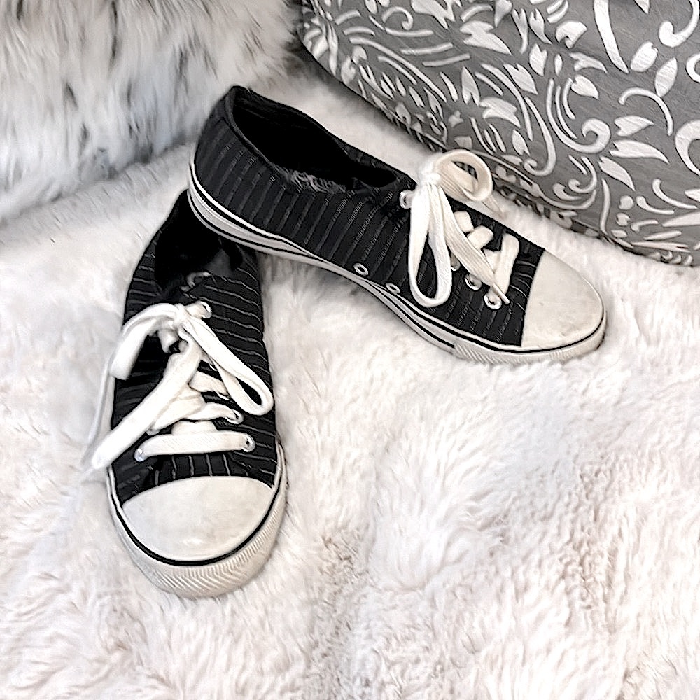 OP Black White Womans Unisex Pinstriped Canvas Lace Up Rubber Toe Sneakers Sz 8